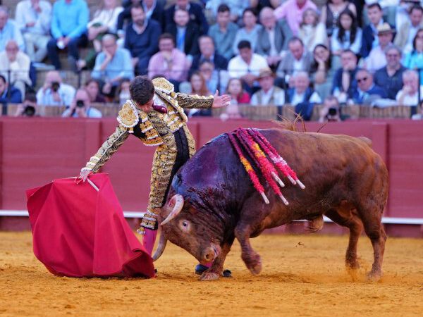 Aarón Palacio entra en Sevilla al natural y Santiago Domecq consolida su crédito en La Maestranza