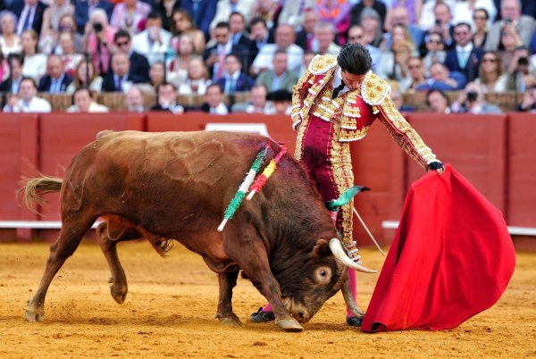 La inspiración de Talavante y el dominio de Luque, sendas orejas en Sevilla