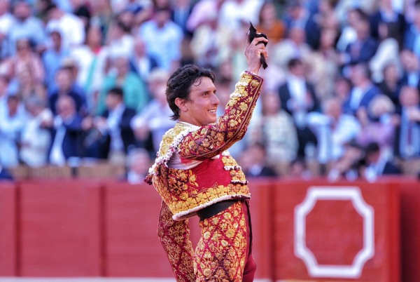 Roca Rey corta una oreja y Aguado pone el alma en medio de la mansedumbre