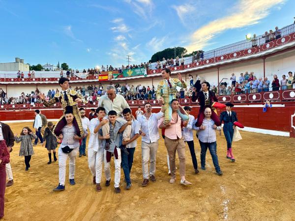 Esaú Fernández, que indulta un toro, a hombros en Constantina junto a Oliva Soto y Diego Bastos