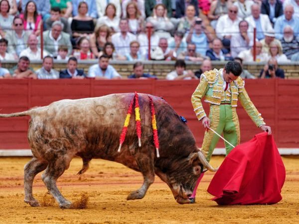 El temple de Ortega, que corta dos orejas, en el cierre de la Feria de Córdoba