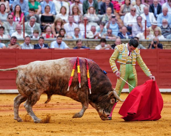 El temple de Ortega, que corta dos orejas, en el cierre de la Feria de Córdoba