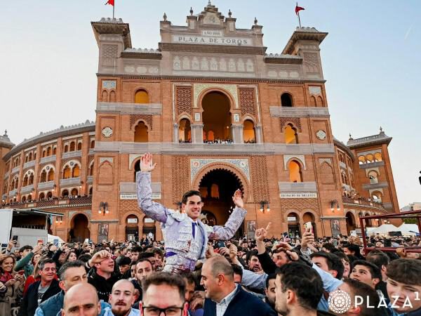 Fernando Adrián abre su cuarta Puerta Grande en Madrid