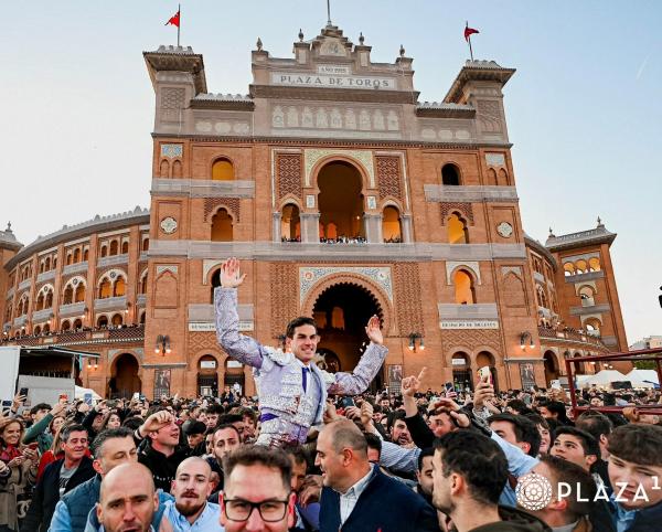 Fernando Adrián abre su cuarta Puerta Grande en Madrid