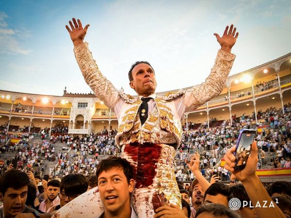 Antonio Ferrera desata la locura en Las Ventas y abre su cuarta Puerta Grande