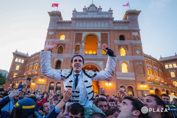 Alejandro Talavante abre su séptima Puerta Grande en Madrid