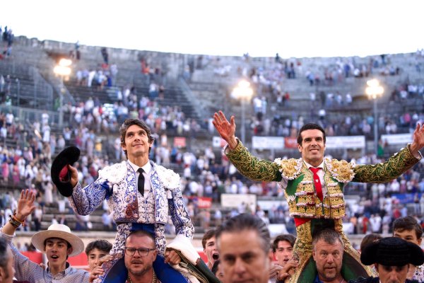 Una gran obra de Emilio de Justo, a hombros con Castella en Nimes
