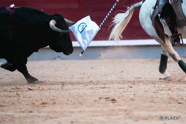 La primera corrida de rejones de San Isidro cuelga el ‘No hay billetes’