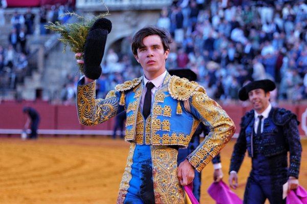 Mario Vilau da una vuelta al ruedo en Sevilla