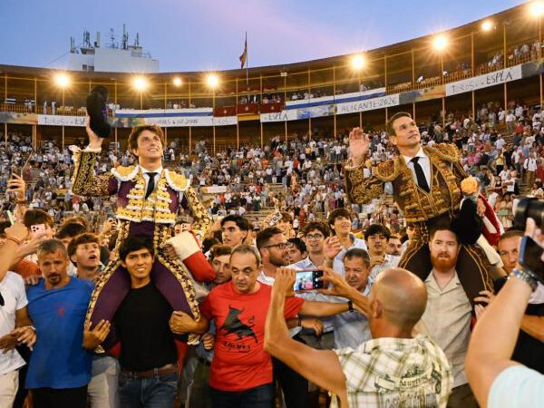 Roca Rey y Manzanares abren la Puerta Grande en una tarde de máxima expectación en Alicante