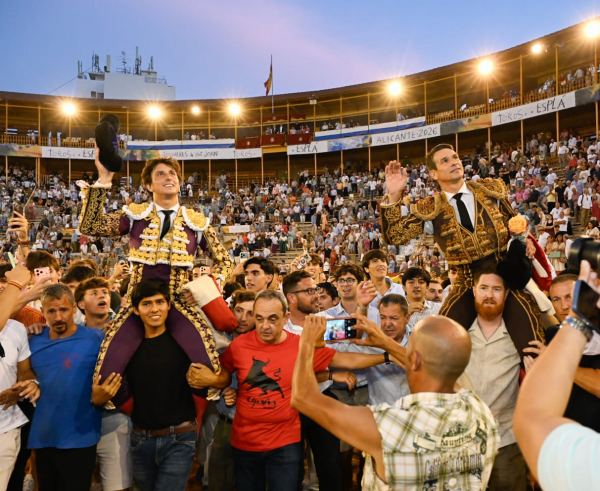 Roca Rey y Manzanares abren la Puerta Grande en una tarde de máxima expectación en Alicante
