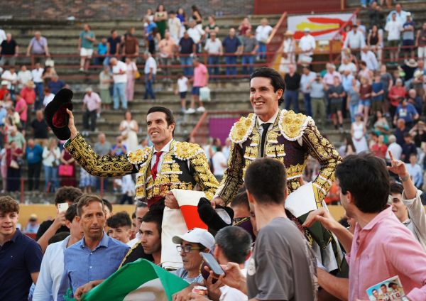 Talavante y Emilio de Justo ponen su firma a la corrida de Pallarés en Ávila
