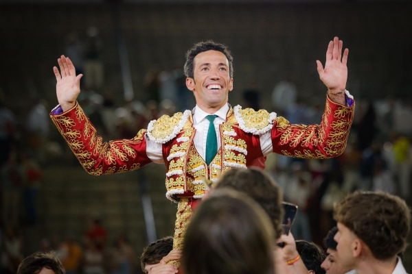 David de Miranda sale a hombros en tarde de toreo caro de Morante y Talavante en Badajoz