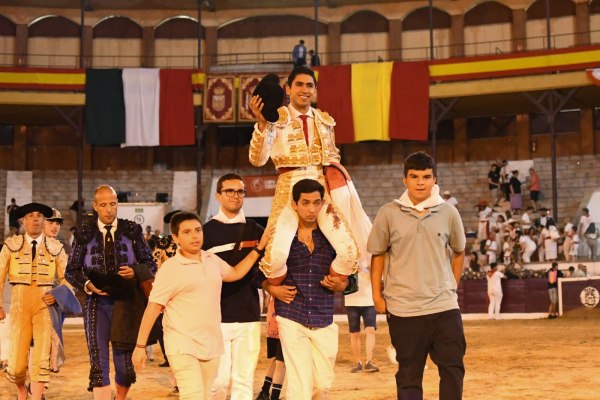 Copa Chenel: Puerta grande de Héctor Gutiérrez y oreja para Mario Navas en San Martín de Valdeiglesias