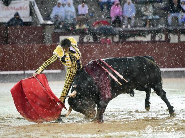 La terna frente al diluvio en la Corrida de Beneficencia