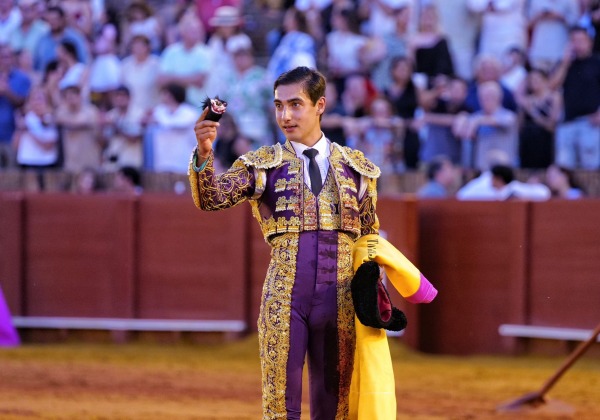 Nacho Torrejón pasea una oreja en la novillada nocturna de La Maestranza