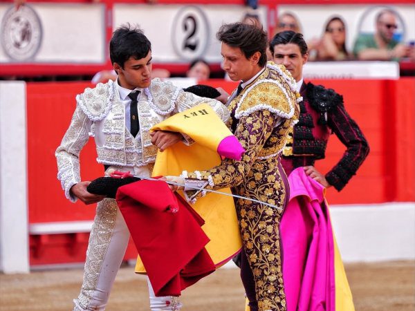 Roca Rey, puerta grande, en la alternativa de Tomás Bastos, que pasea una oreja en Santander