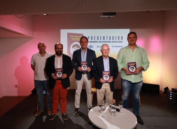 Tauroemoción regala un libro sobre el lado más humano de Antonio Ordóñez a sus abonados
