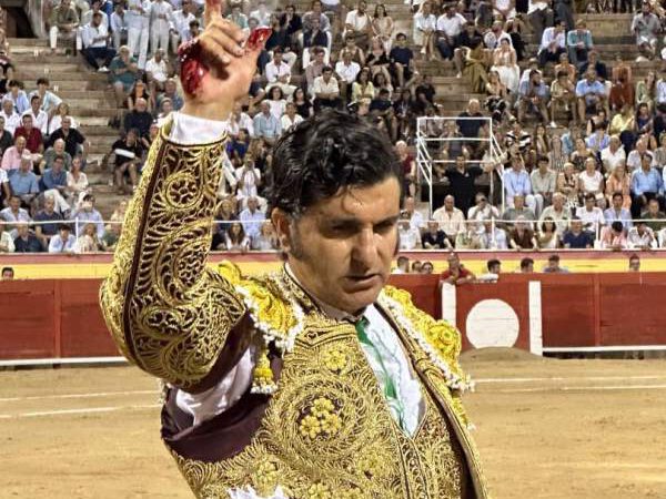 Morante de la Puebla sufre ‘un corte de 5 centímetros en la palma de la mano derecha, entre el primer y segundo dedo’