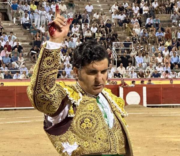 Morante de la Puebla sufre ‘un corte de 5 centímetros en la palma de la mano derecha, entre el primer y segundo dedo’