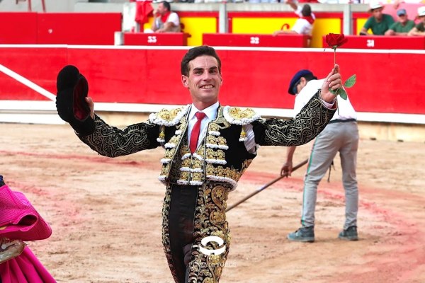 Fernando Adrián le corta una oreja a notable ‘Cantarillo’ en Pamplona