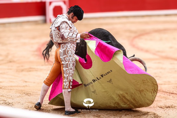 Morante deja los pasajes más inspirados en una tarde de escaso contenido en Pamplona