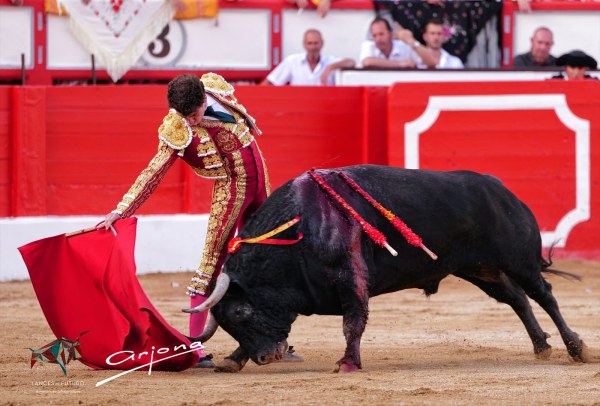 Ortega y Víctor Hernández pasean un trofeo en la quinta de la Feria de Santander