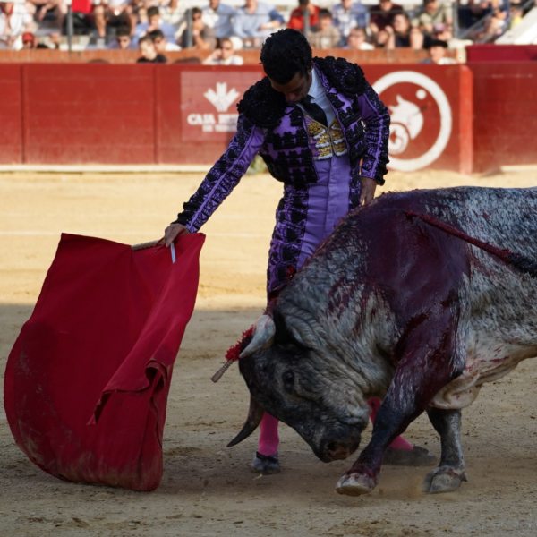 Una bella faena de Morenito de Aranda para homenajear a Víctor Barrio en Teruel