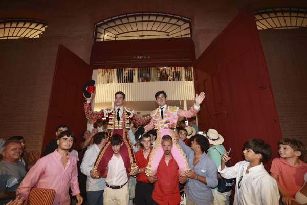 Hugo Masiá y Abel Rodríguez, con dos orejas, triunfadores en la segunda del Certamen de La Malagueta