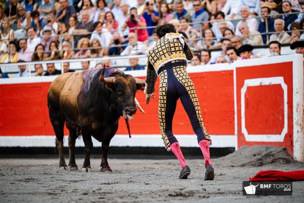 Roca Rey llena y triunfa en Bilbao