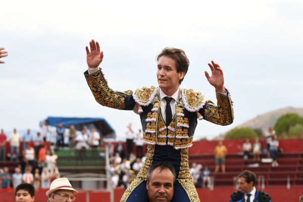 Arturo Gilio, dos orejas en Cebreros
