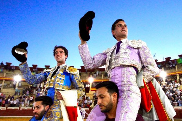 Fernando Adrián y Víctor Hernández abren la Puerta Grande que el palco negó a Marco Pérez