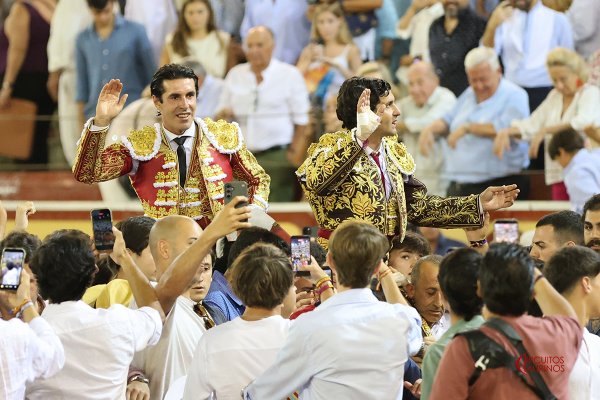 Morante desafía el dolor y Talavante acaricia el indulto en El Puerto