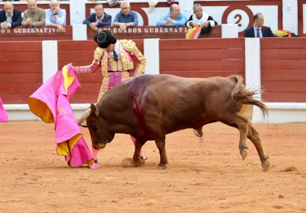 Morante y Aguado dejan una tarde para el recuerdo en Gijón