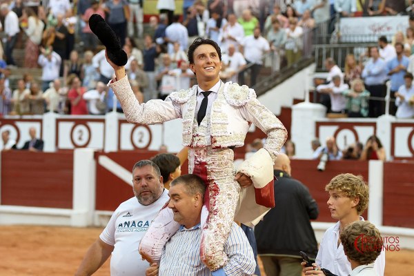 Tarde de entrega y poder de Roca Rey en Gijón