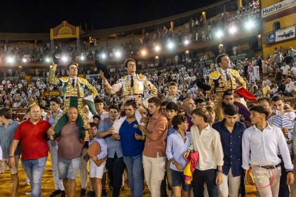 Perera indulta a ‘Onírico’, de Juan Pedro Domecq, en una tarde de triunfo junto a Roca Rey y David de Miranda en Huelva