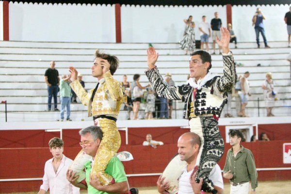 Jesús Yglesias y David Gutiérrez a hombros en la primera semifinal del Circuito de Extremadura