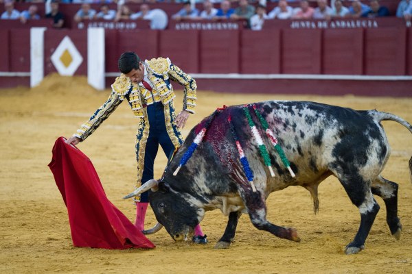 Emilio de Justo salva una tarde de escaso vuelo en La Malagueta