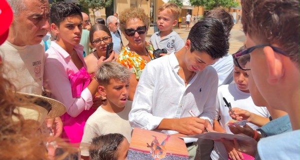 Marco Pérez se encuentra con los jóvenes y torea de salón en el corazón de Málaga
