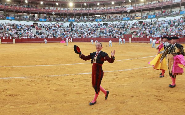 David Galán triunfa en la corrida ‘Sabor a Málaga’ y María Paz Vega corta una oreja en su despedida de La Malagueta