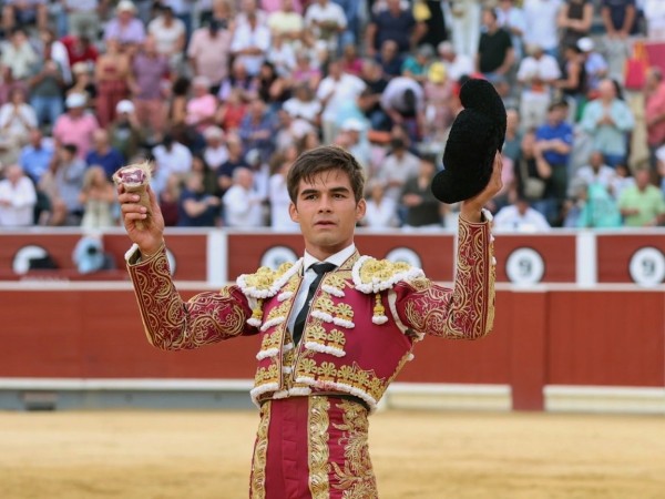 Castella, Luque y Caballero, oreja por coleta en Albacete