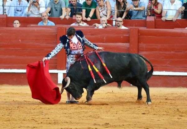 Morante de la Puebla esculpe una obra al natural en la Goyesca del Motín de Aranjuez