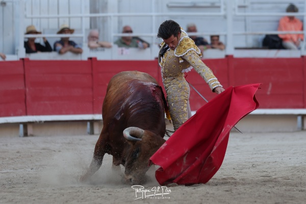 Arles se rinde a Garrido al compás de ‘Emmudecido’