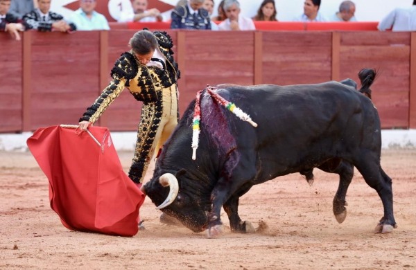Urdiales borda el toreo y triunfa junto a David de Miranda y Víctor Hernández en Colmenar Viejo
