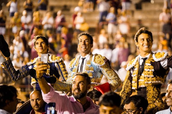 Castella, Roca Rey y David de Miranda, a hombros ante un ‘No hay billetes’ en Móstoles