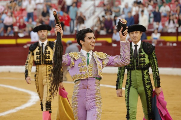 Marco Pérez arrasa en Murcia con cuatro orejas y un rabo, a hombros con Emilio de Justo y Borja Jiménez