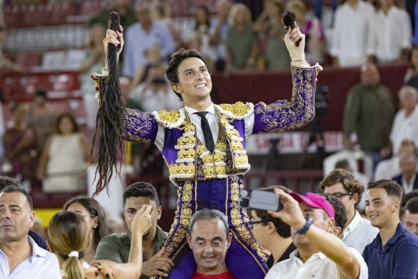 Roca Rey arrasa en Murcia con cuatro orejas y un rabo