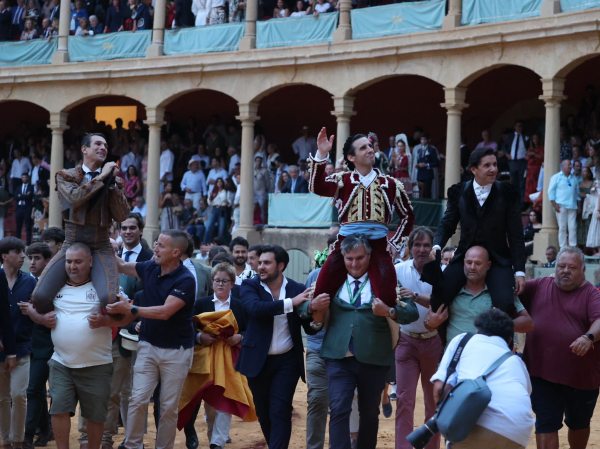 Ventura, Manzanares y Ortega salen a hombros en una Goyesca de Ronda para el recuerdo