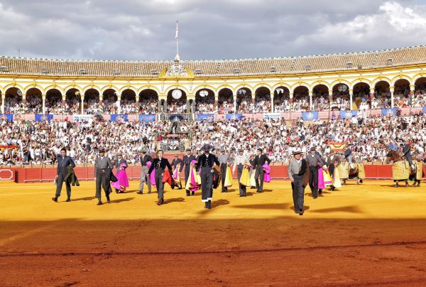 Talavante firma una gran obra y cae herido en un festival marcado por la solidaridad en Sevilla