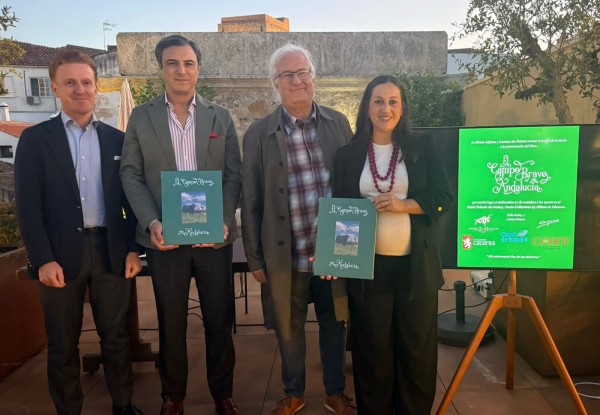 Lances de Futuro reúne a los aficionados en Cáceres en la presentación del libro ‘El Campo Bravo en Andalucía’ de la firma Arjona